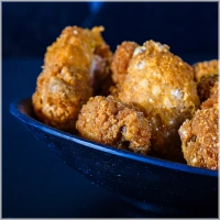 Hotwings special 6 stuks: Heet, licht pittig en onweerstaanbaar lekker! Knapperig gebakken kippenvleugels en rijkelijk gekruid.