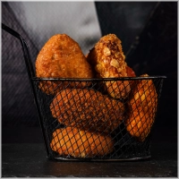 <b>10 stuks mix borrelhapjes</b>