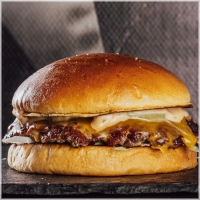 Twee stevige beef patty's, vers van de slager. Dubbel zoveel cheddar en dubbel zoveel vlees. Onze geheime burgersaus en een frisse bite door de augurk. <br>Dit is voor de diegene die niet genoeg kan krijgen van onze burgers!
