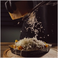 Knapperige verse friet met huisgemaakte truffel mayonaise, Parmigiano Reggiano (parmezaanse kaas) en bieslook