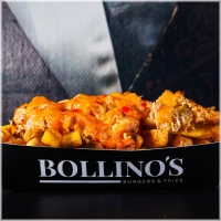 Knapperige verse friet met, Bollino's Pulled Chili Chicken, gesmolten cheddar kaas en chilisaus<br>Tip: Bollino's huisgemaakte sambal 
